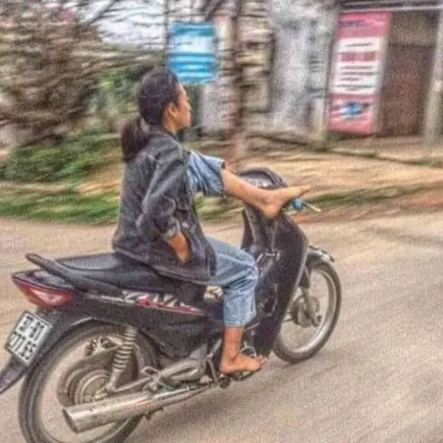 6 Pose Orang Kendarai Motor Ini Nyeleneh, Santai Banget Enggak Takut Jatuh