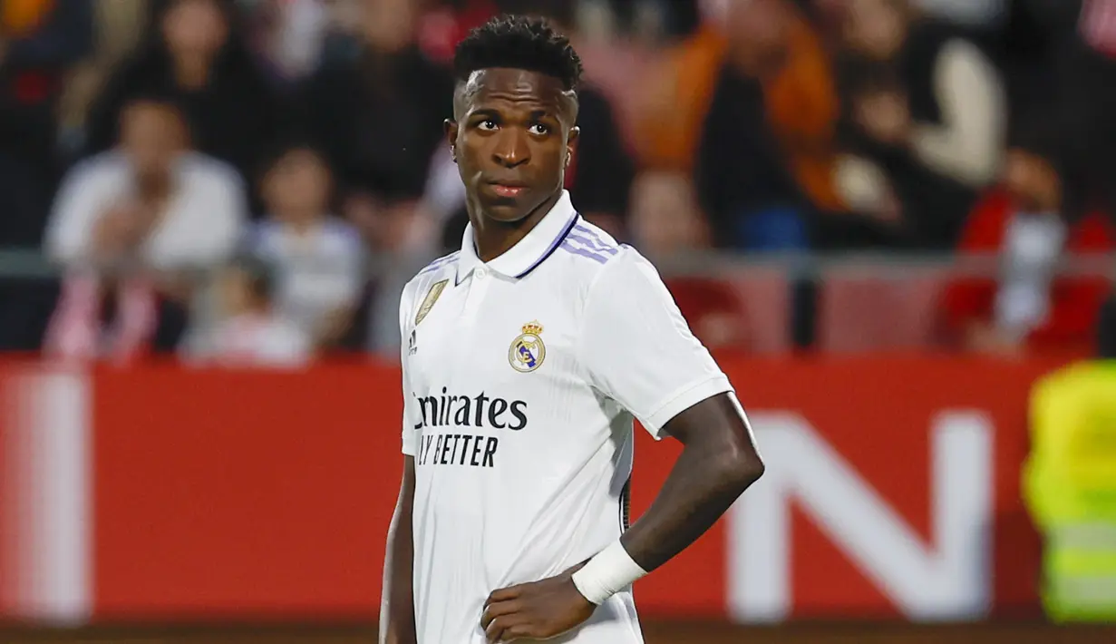 Pemain Real Madrid, Vinicius Junior, tampak kecewa setelah ditaklukkan Girona pada laga Liga Spanyol di Stadion Montilivi, Rabu (26/04/2023). (AP Photo/Joan Monfort)