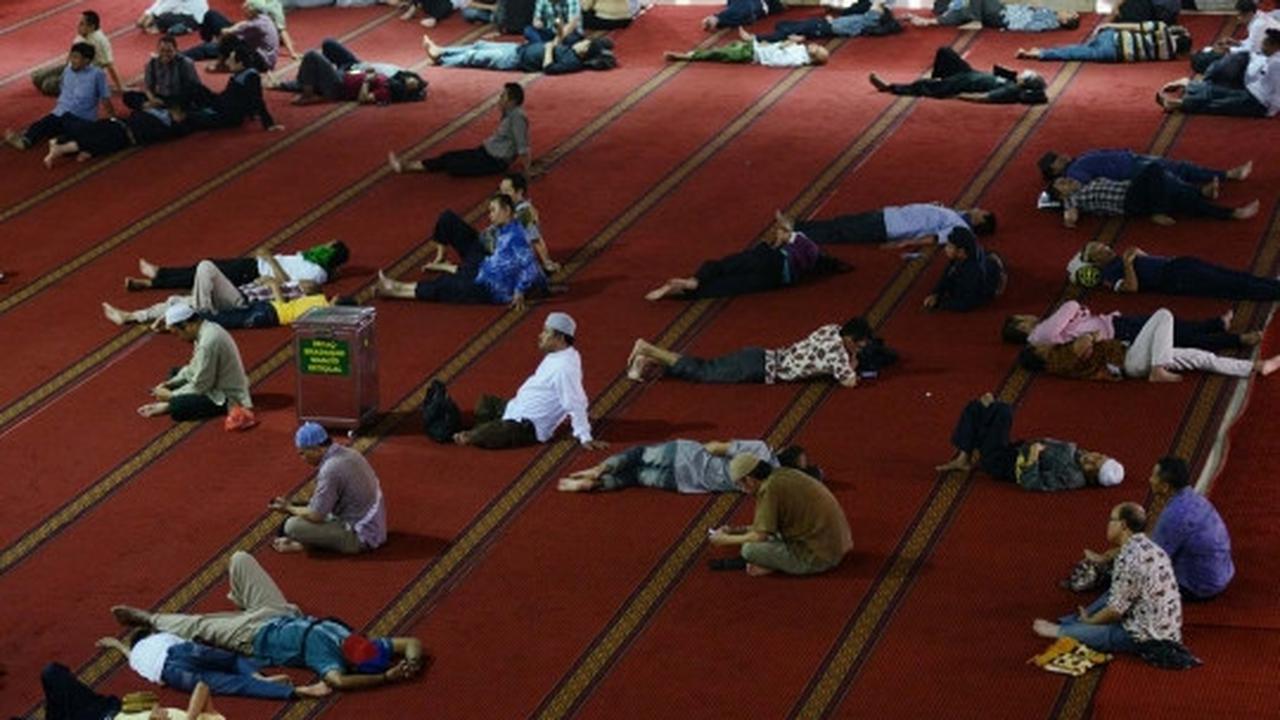 Ratusan jemaah tertidur usai Jumatan di Masjid Istiqlal