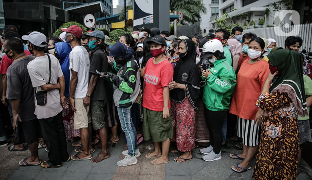 Warga dan pengemudi ojek daring antre makanan gratis di Sudirman, Jakarta, Jumat (8/5/2020). Bagi-bagi makanan ini sebagai bentuk kepedulian untuk pengemudi ojol dan warga terdampak kebijakan penanganan virus corona, seperti work frome home dan physical distancing. (Liputan6.com/Faizal Fanani)