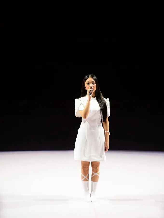 Gaya Serba Putih Naura Ayu Saat Bawakan “Indonesia Raya” di Kejuaraan Dunia Senam Artistik 2025