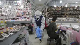 Pekerja mengenakan pakaian pelindung menyemprotkan disinfektan sebagai tindakan pencegahan terhadap virus corona baru di Pasar Namdaemun di Seoul, Korea Selatan, Rabu, (5/2/2020). Kematian akibat virus corona naik menjadi 490 di daratan China pada Rabu (5/2). (AP Photo/Ahn Young-joon)