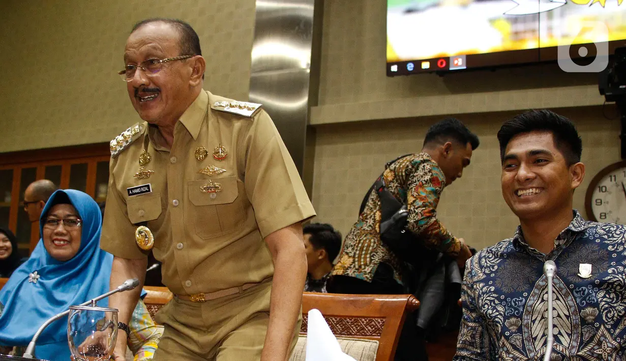 Bupati Natuna Abdul Hamid Rizal (tengah) bersama Wakil Bupati Natuna Ngesti Yuni Suprapti (kiri) saat rapat dengar pendapat dengan Komisi IX DPR di Gedung Nusantara I, Kompleks Parlemen, Jakarta, Selasa (4/2/2020). Rapat membahas observasi 238 WNI dari Wuhan di Natuna. (Liputan6.com/Johan Tallo)