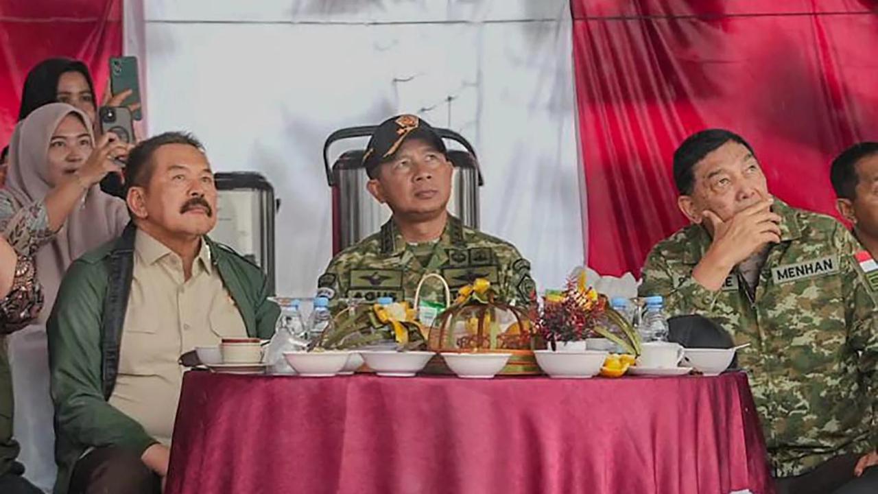 FOTO: Operasi Laut TNI 2025, Dua Kapal Diduga Pembawa Pasir Timah Ilegal Berhasil Diamankan