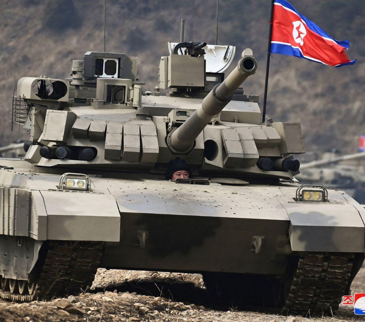Pemimpin Korea Utara, Kim Jong-un terlihat menaiki tank tempur dalam foto yang dirilis&nbsp;Kantor Berita Pusat Korea (KCNA), Kamis (14/3/2024). Momen tersebut terjadi ketika Kim Jong-un memimpin demonstrasi kekuatan militer yang melibatkan tank tempur te