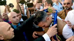 Pendukung Fenerbahce memberikan syal kepada Van Persie tiba di bandara Sabiha Gokcan, Istanbul, Turki, (12/7/2015). Informasi yang beredar Van Persie akan dikontrak selama tiga tahun oleh Fenerbahce. (AFP PHOTO/Ozan Kose)