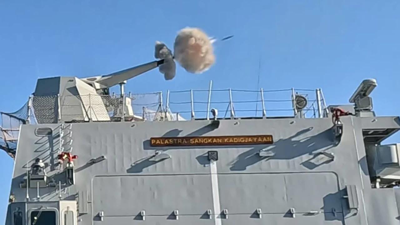 KRI Prabu Siliwangi-321 Tembakkan Meriam Sovraponte 76 MM untuk Pertama Kalinya
