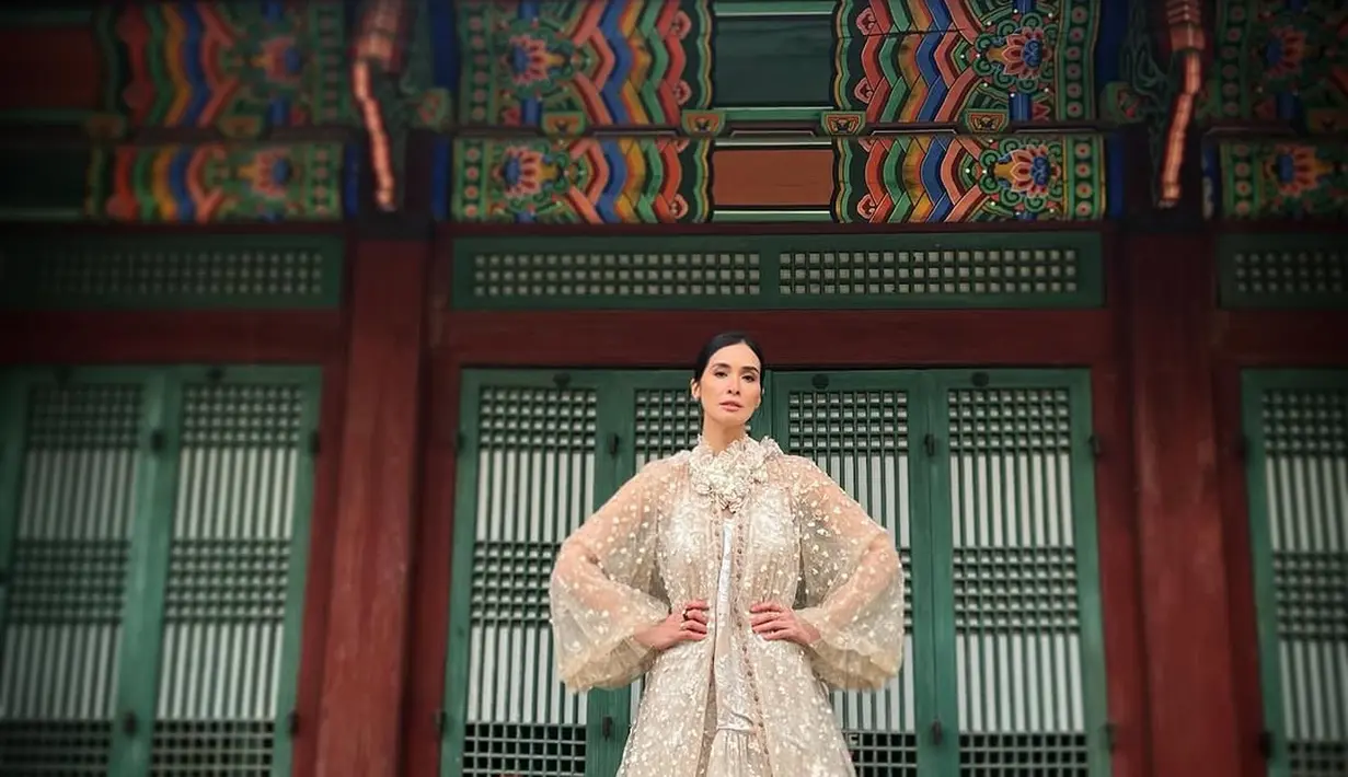 Outfit glamor Marsha padukan dress nude dengan rok tutu panjang dipadu outer lace berlengan lebar [@marshatimothy]