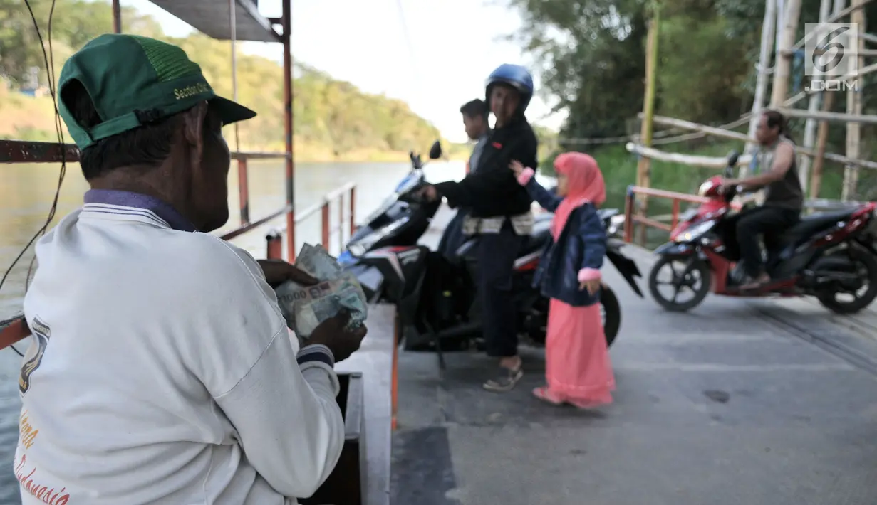 Nakhoda menghitung uang hasil jasa perahu eretan atau tambangan di Sungai Brantas, Desa Mayan, Mojo, Kediri, Sabtu (29/9). Untuk sekali menyeberang warga cukup mengeluarkan tarif Rp 2 ribu. (Merdeka.com/Iqbal Nugroho)