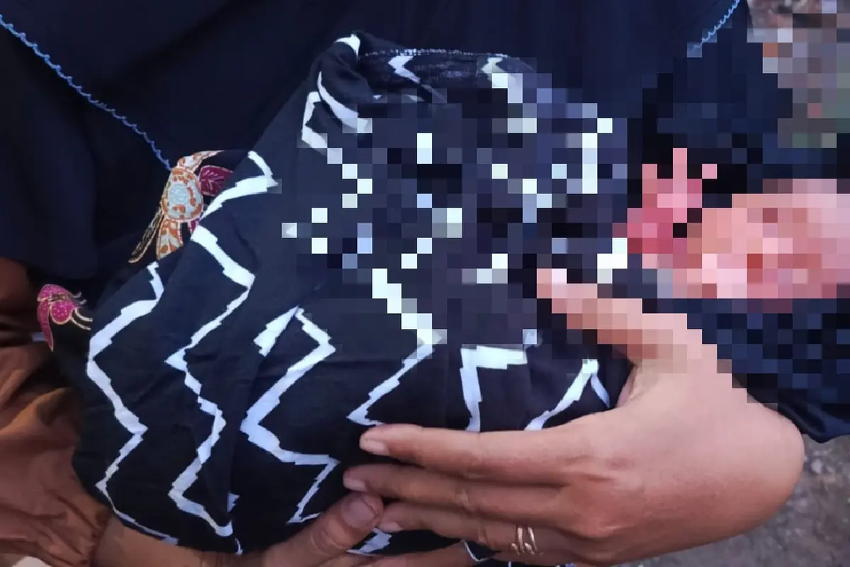 Seorang bayi laki-laki dibuang di depan toko di wilayah Muncar oleh orangtuanya (Istimewa)