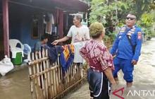 Polres Karawang Sigap Tangani Banjir Akibat Tanggul Jebol di Kalimalang