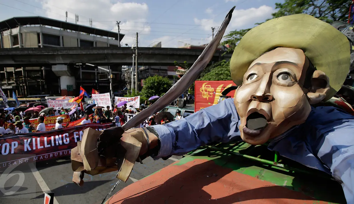 Demonstran menggelar aksi didekat Patung Petani di Manila, Filipina, Jumat (31/3). Mereka meminta Presiden Duterte untuk membicarakan perdamaian dengan pemberontak agar tidak membunuhi petani. (AP Photo / Aaron Favila)