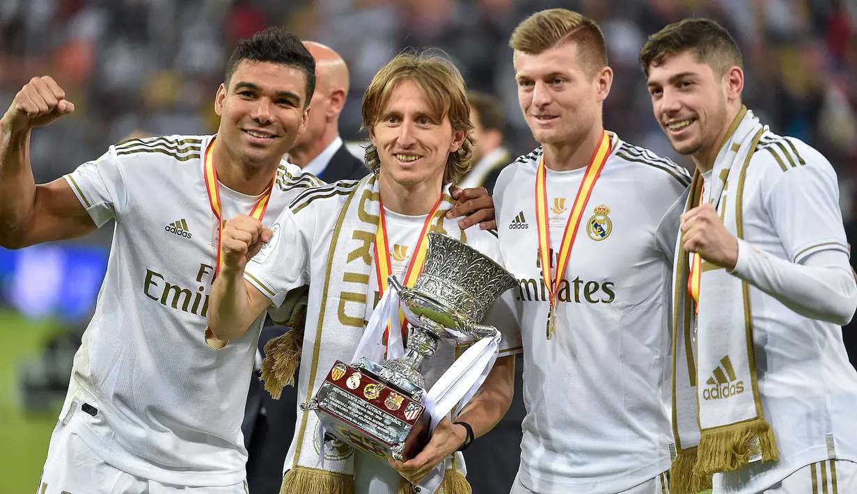Casemiro (kiri) sering dianggap tidak mendapatkan bagian adil ketika dua nama paling mapan di lini tengah Real Madrid, yaitu Modric dan Kroos dihujani pujian. Padahal, perananya sebagai sebagai seorang gelandang bertahan menjadi kunci Los Blancos saat membendung serangan lawan. (AFP/Fayez Nureldine)