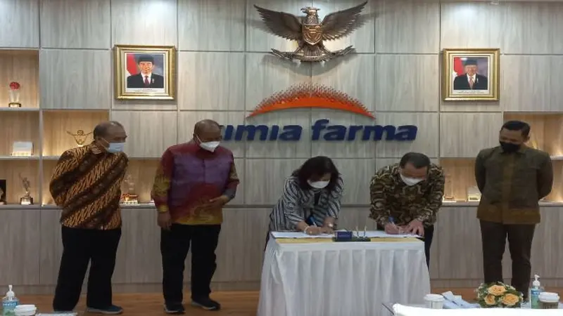 Penandatanganan MoU sinergi layanan klinik kesehatan antara PT Kimia Farma Tbk (KAEF) dan PT Pertamina Bina Medika Indonesia Healthcare Corporation (IHC) (Foto: Liputan6.com/Elga N)