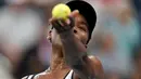 Petenis Amerika Serikat, Venus Williams bersiap mengembalikan bola ke arah Elina Svitolina dari Ukraina pada babak kedua AS Terbuka 2019 di Louis Amstrong Stadium, Rabu (28/8/2019). Venus Williams harus angkat koper lebih awal dari AS Terbuka 2019 usai tumbang dua set 4-6, 4-6. (AP/Michael Owens)