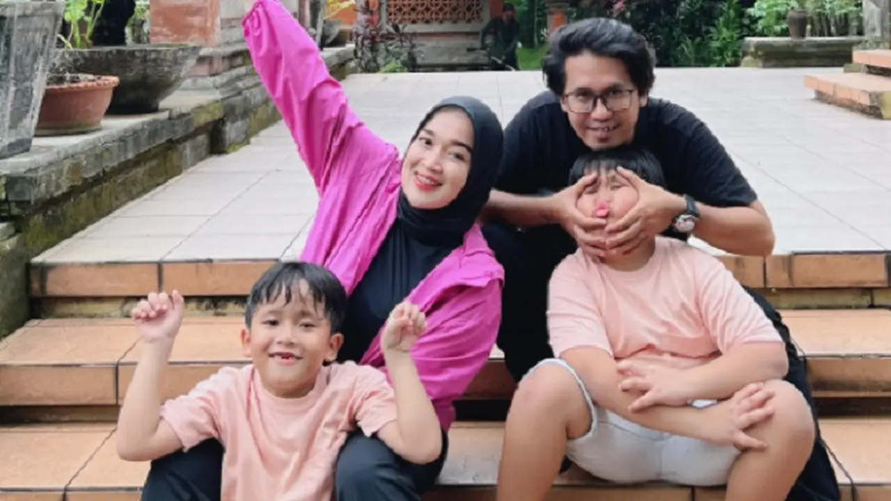 Potret Ririe Fairus dan Ayus Sabyan bersama kedua anaknya. (Foto: Instagram/ririe_fairus)
