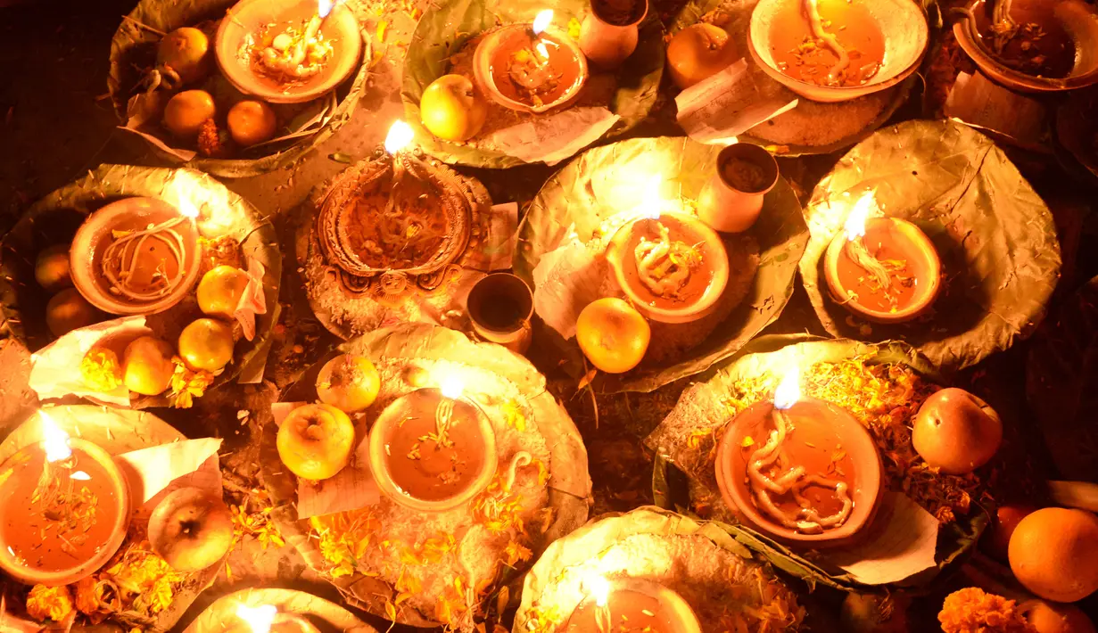 Lampu minyak dan seserahan lainnya terlihat di Kuil Pashupatinath selama festival Bala Chaturdashi di Kathmandu (6/12). (AFP Photo/Prakash Mathema)