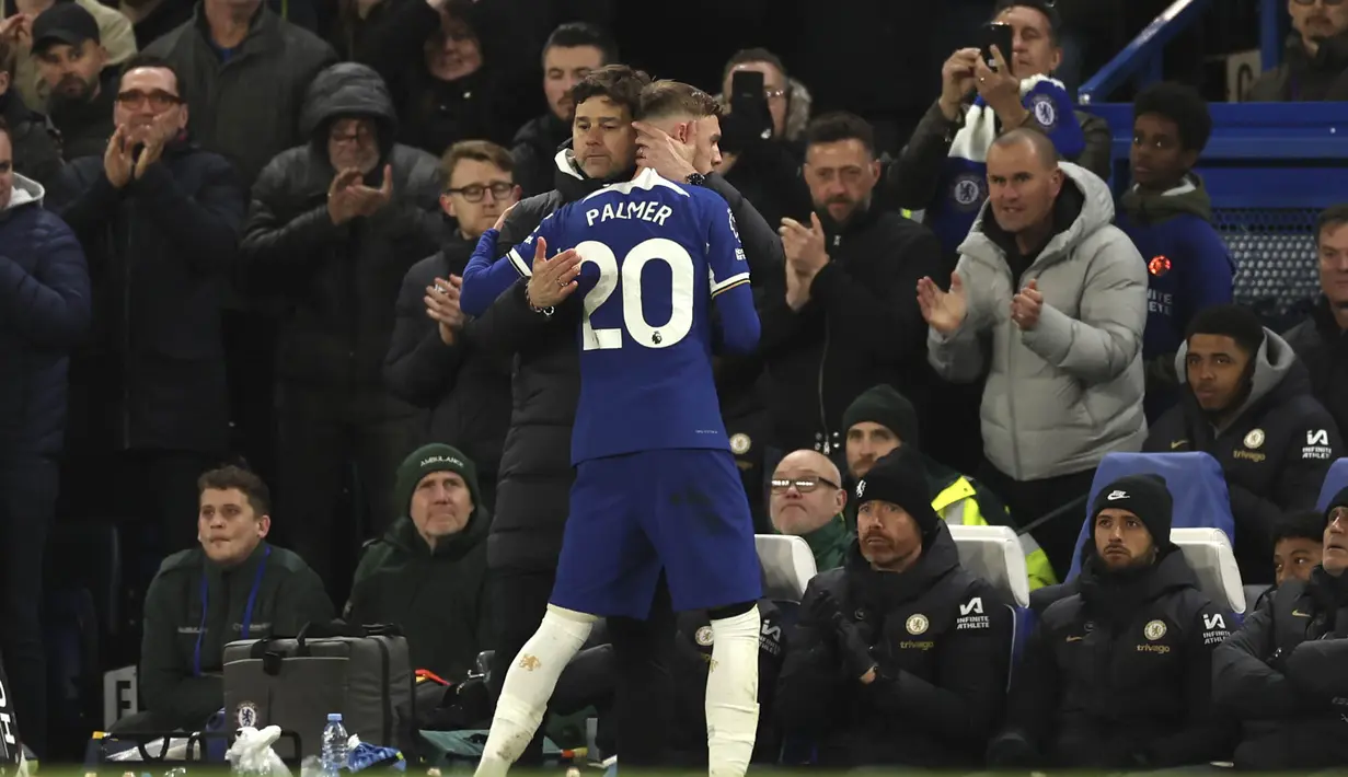 Pelatih Chelsea, Mauricio Pochettino, memeluk Cole Palmer saat ditarik keluar lapangan kala melawan Everton pada laga pekan ke-33 Liga Inggris di Stadion Stamford Bridge, Selasa (16/4/2024). (AP Photo/Ian Walton)