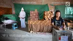 Warga memasukkan surat suara setelah mencoblos pada Pilkada Serentak 2018 di TPS 7 Randusari, Kota Semarang, Rabu ( 27 /6). Di TPS tersebut, para petugas berkostum ala hantu seperti pocong, kuntilanak, genderuwo dan sejenisnya. (Liputan6.com/Gholib)