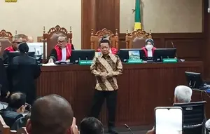 Febrie Adriansyah Tiba untuk Sidang Perdana, Ini Penampilannya