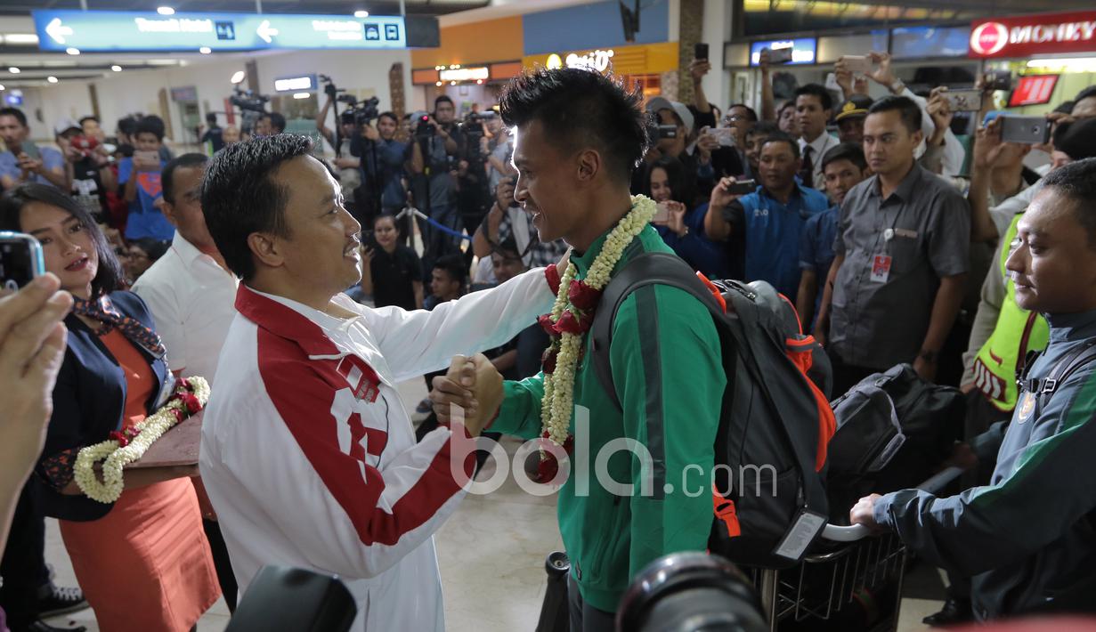 Lerby Eliandry dan Menpora Imam Nahrawi saat pemain Timnas Indonesia tiba di Bandara Soekarno-Hatta, Cengkareng. Timnas Indonesia tiba menggunakan maskapai Garuda Indonesia tepat pukul 18.30 WIB. (18/12/2016). (Bola.com/Nicklas Hanoatubun)