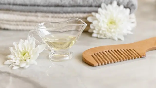 Menggunakan Sisir Kayu