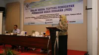 Direktur Persayaratan Kerja Siti Junaedah saat memberikan arahan pada dialog sosial tentang pembuatan Pentingnya Perjanjian Kerja (PKB) di Kawasan Industri Jababeka.