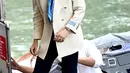 Harry Styles tiba di dermaga Hotel Excelsior selama Venice Film Festival 2022 ke-79 di Venesia, Italia (5/9/2022). Harry yang menandai peran utama pertamanya di film ini, tampak tamapn dalam nuansa gaya tahun 70-an. (AFP/Marco Bertorello)