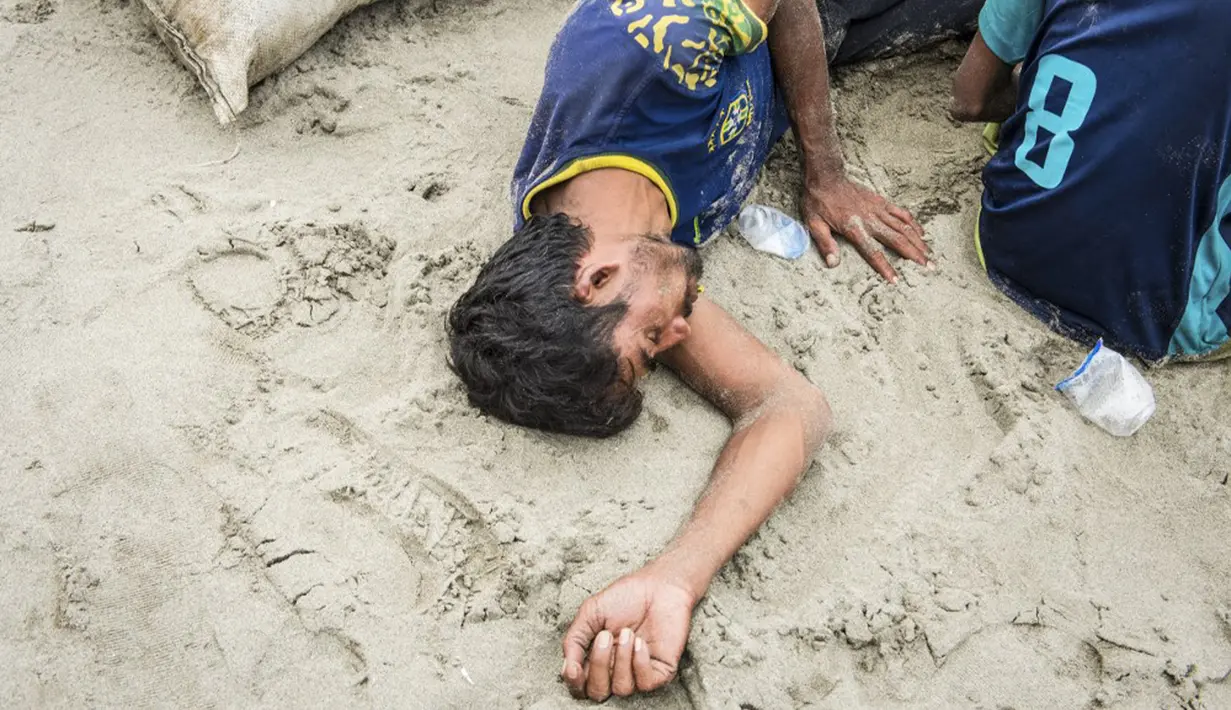 "Jumlahnya belum bisa saya rincikan, tapi perkiraan lebih dari seratus orang (pengungsi Rohingya)," kata Marfian kepada merdeka.com. (Jon S./AFP)