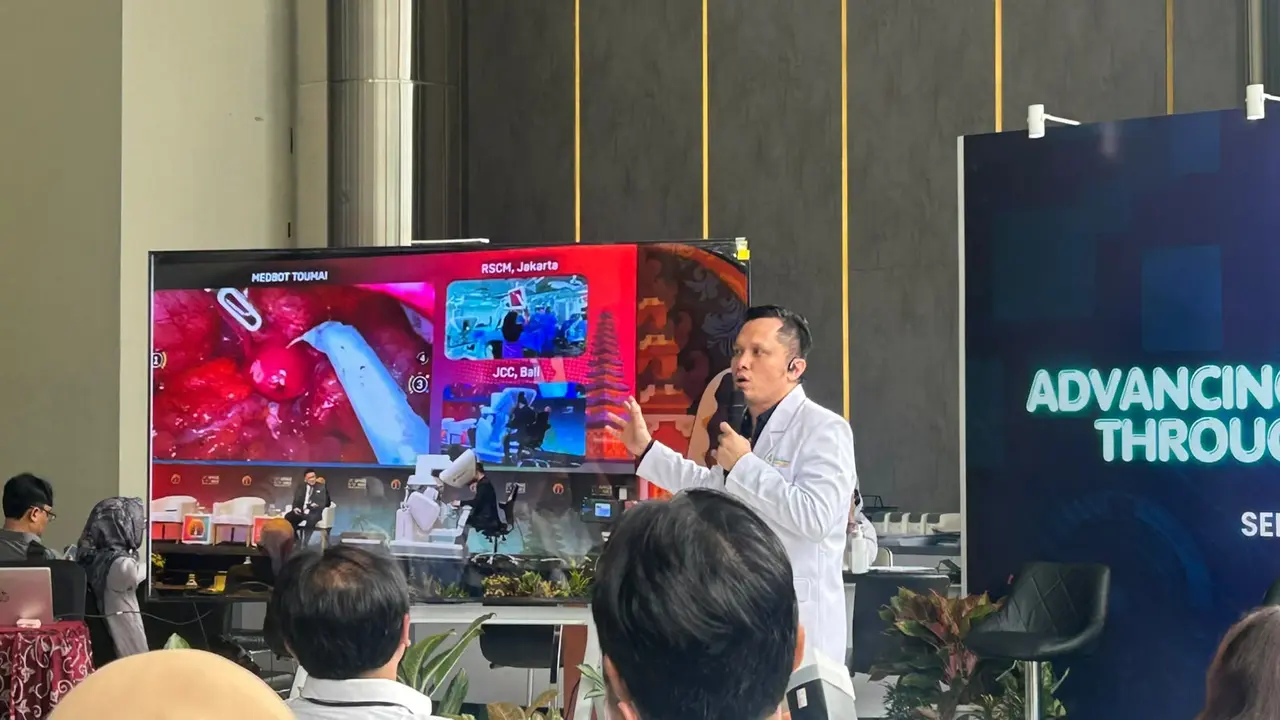 Dr. dr. Herbert Situmorang, SpOG, Subsp.F.E.R. dari RSCM Kencana menceritakan pengalaman melakukan telerobotik surgery di bidang ginekologi pertama di Indonesia.