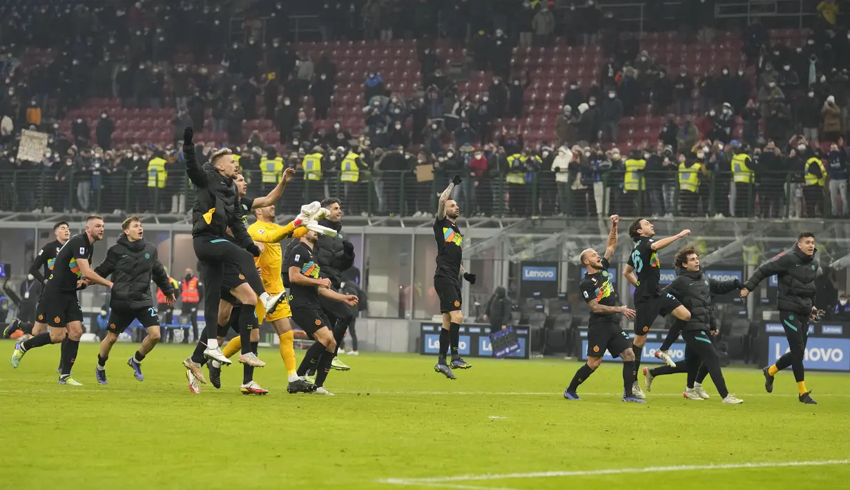 Para pemain Inter Milan melakukan selebrasi usai pertandingan melawan Lazio pada laga Serie Italia di Stadion San Siro, di Milan, Italia, Senin (10/1/2022). Inter Milan unggul satu angka dari AC Milan yang sudah bermain satu laga lebih banyak. (AP Photo/Antonio Calani)