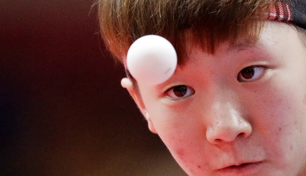 Atlet Tenis Meja China, Manyu Wang, saat melawan wakil Korea Utara, Kim Nam Hae, pada babak final tenis meja beregu putri Asian Games 2018 di JIExpo Kemayoran, Jakarta, Selasa (28/8/2018). (AP/Aaron Favila)