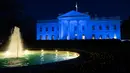 Gedung Putih diterangi dengan cahaya warna biru untuk menarik perhatian pada World Autism Awareness Day atau Hari Peduli Autisme Sedunia di Washington, Kamis (2/4/2020). Hari Peduli Autisme Sedunia jatuh setiap 2 April semenjak ditetapkan melalui sebuah resolusi PBB di tahun 2007. (AP/Alex Brandon)