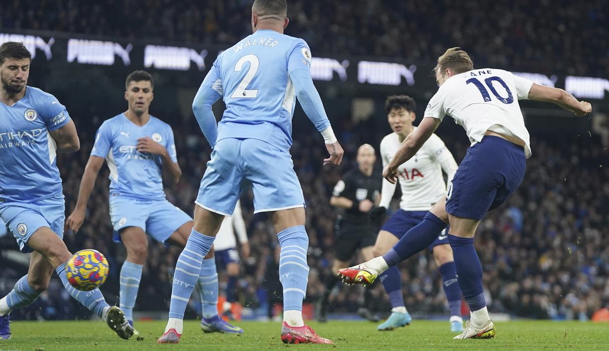 Pada menit ke-73 Harry Kane berhasil menaklukkan Ederson Moraes. Bola sepakannya merobek gawang Manchester City, namun akhirnya dianulir lewat tinjauan VAR. (AP/Jon Super)