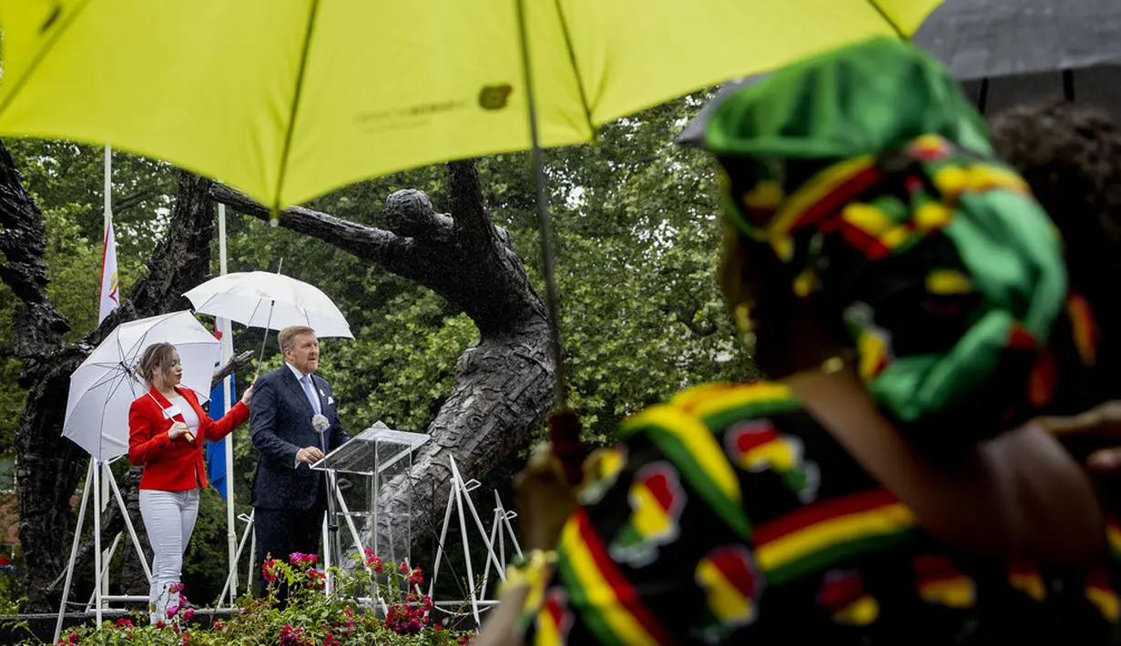 <p>Selama pidatonya di Amsterdam, Raja Willem-Alexander mengakui bahwa "raja dan penguasa Wangsa Oranye tidak mengambil langkah melawan perbudakan". (Remko de Waal/Pool Photo via AP)</p>