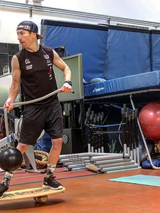 Lima hari menjalani perawatan intensif di rumah sakit, akhirnya Hayden meninggal dunia. Ia pergi untuk selamanya dan orang-orang terdekatnya pun turut prihatin atas kejadian yang menimpanya. (Instagram/nicky_hayden)