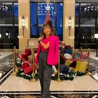 Nadia Mulya konsisten fashionable meski kini sudah memiliki empat anak. Salah satunya saat ia mengisi acara dengan mengenakan U-Shirt dan blazer fuschia [instagram/nadiamulya]