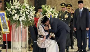 Prabowo Cium Kepala Anak Prajurit TNI (Foto: Lizsa Egeham/Liputan6.com)