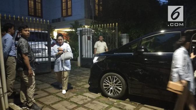 Titiek Soeharto keluar dari rumah Prabowo Subianto. (Liputan6.com/Nafiysul Qodar)