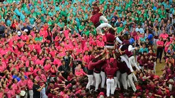 Kompetisi Taragon Castells telah berlangsung selama 24 tahun terakhir, Spanyol, Sabtu (1/10). Serunya kompetisi ini membuat wisatawan berkunjung untuk melihatnya. (AFP PHOTO / Lluis Gene)