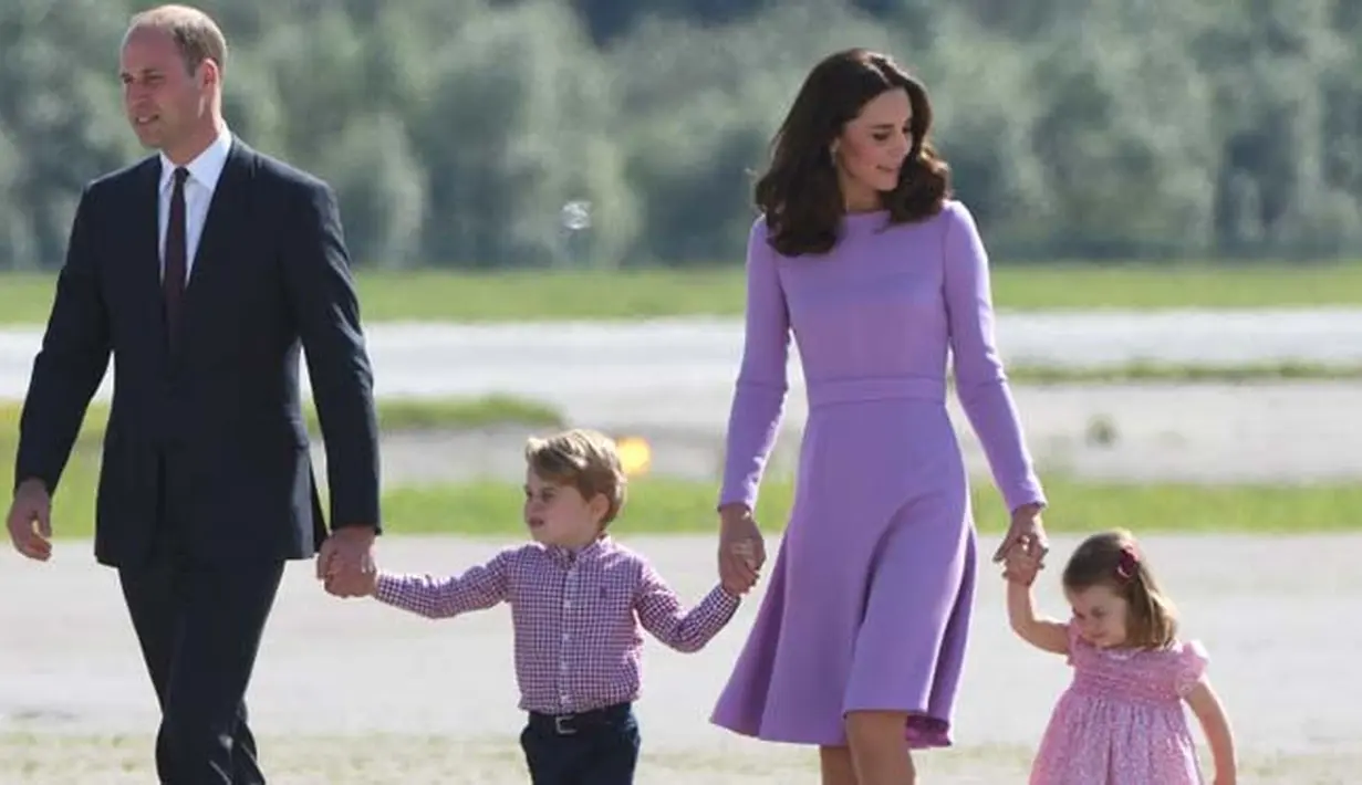 Kabarnya, pangeran George yang kini baru berusia 4 tahun akan menjadi siswa termuda di sekolahnya itu. Selamat bersekolah Pangeran George! (AFP/Patrick Stollarz)