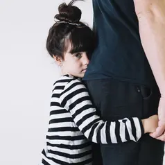 Beberapa cara untuk mengubah rasa bersalah menjadi parenting yang tetap hangat. (foto: jcomp/freepik)
