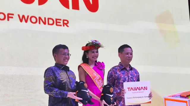 Abe Chou, Direktur Pusat Informasi Pariwisata Taiwan di Jakarta (Kiri) Mikha Tambayong Ambasador Taiwan (Tengah),  Ambassador Bruce Chen-jung Hung dari Kantor Ekonomi dan Perdagangan Taipei (Liputan6.com/Alya Felicia Syahputri)