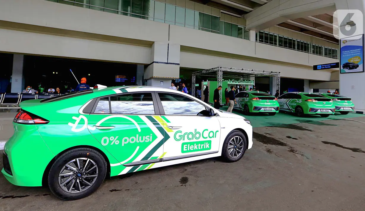 Sebuah mobil Hyundai IONIQ Electric bekerjasama dengan Grab di Bandara Soetta, Tangerang Senin (27/1/2020). Di bawah roadmap baru, bertajuk Strategy 2025, Hyundai akan mendorong Perangkat Mobilitas Cerdas dan Layanan Mobilitas Cerdas.  (Liputan6.com/Fery Pradolo)