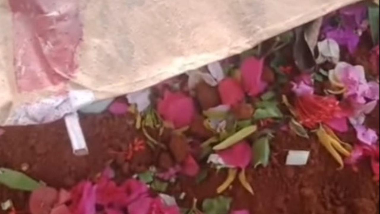 'yang, udah aku kirimin doa buat kamu ya yang. Kamu yang tenang di sana,' ucapnya sambil terbata-bata menahan tangis.