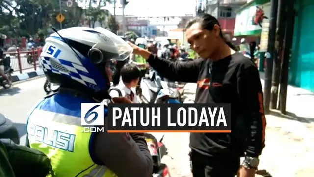 Seorang pengendara sepada motor marah kepada petugas kepolisian karena motornya diberhentikan dalam Operasi Patuh Lodaya 2019.