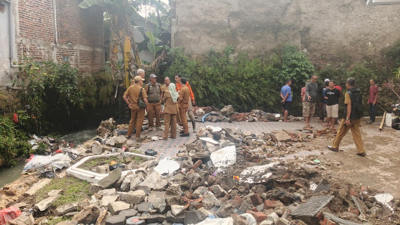 Anak Sungai Citarum Meluap dan Tembok Rumah Jebol, 2 Mobil Hanyut Sulit Dievakuasi