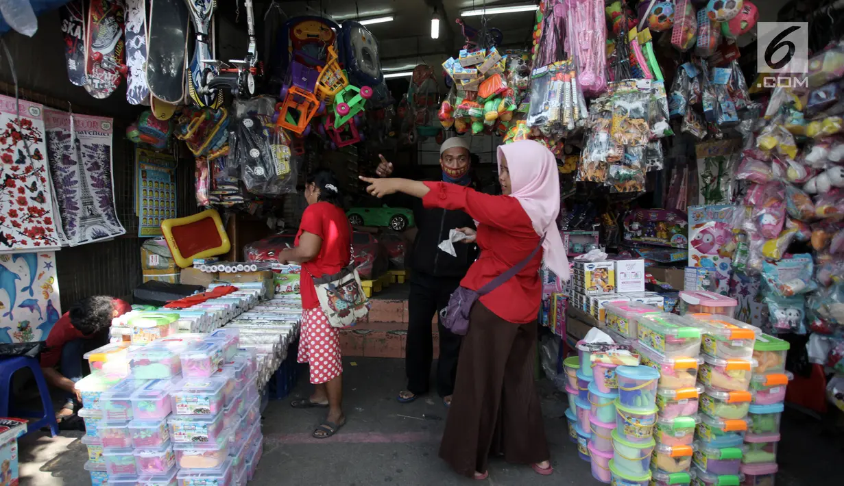 Salah satu kios mainan di Pasar Gembrong, Jakarta, Selasa (9/1). Pasar Gembrong memang bukan satu-satunya pusat mainan di Jakarta, akan tetapi, pasar ini menjadi incaran karena harganya produknya yang lebih murah. (Liputan6.com/Arya Manggala)