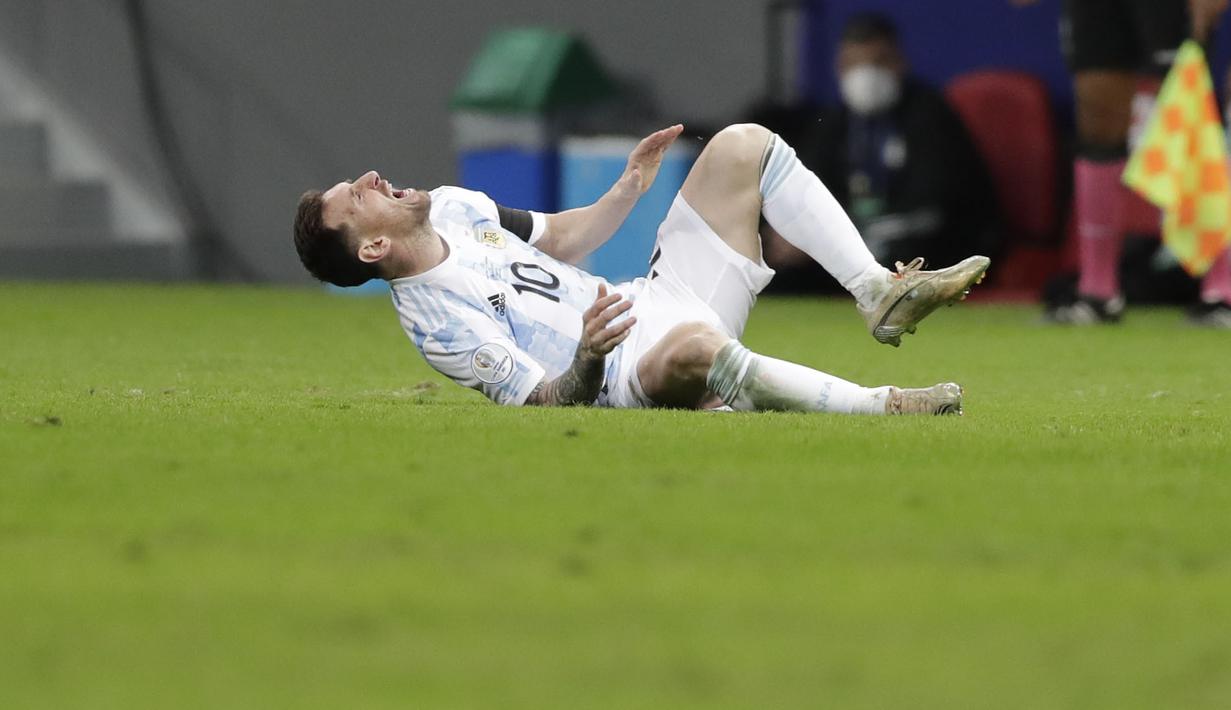 Tekel keras bek Kolombia, Frank Fabra, di menit ke-54 membuat La Pulga terjatuh dan meringis kesakitan.(Foto:AP/Eraldo Peres)