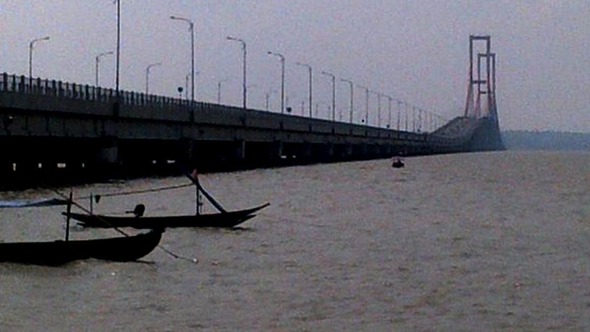 Kisah Angker Di Balik Megahnya Jembatan Suramadu - Berita Otosia.com